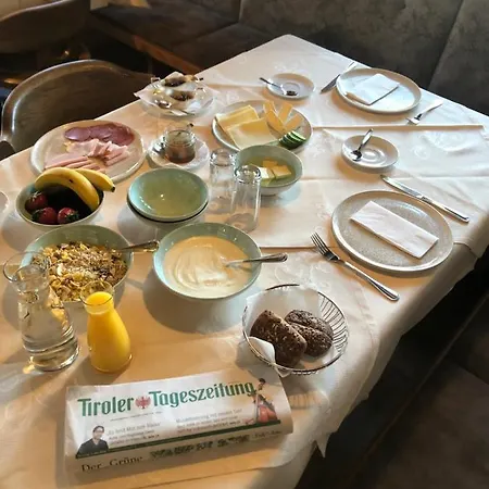 Tiroler Weinstube 4* Ζέεφελντ