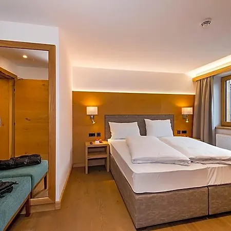 Tiroler Weinstube 4* Seefeld w Tirolu