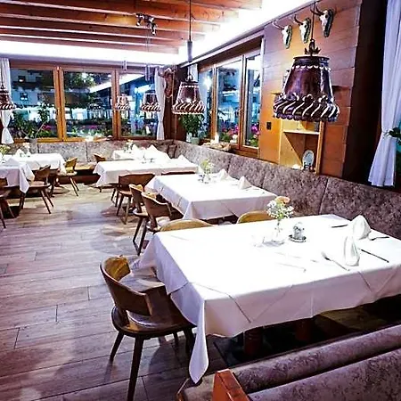 Tiroler Weinstube Hotel apartamentowy