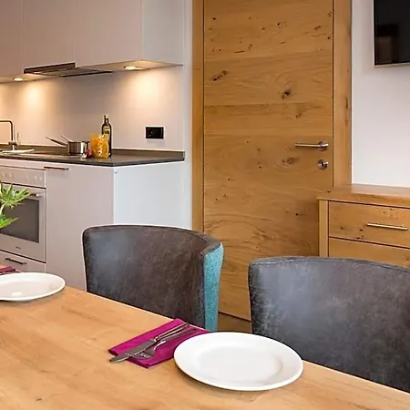 Tiroler Weinstube Hotel apartamentowy Seefeld w Tirolu