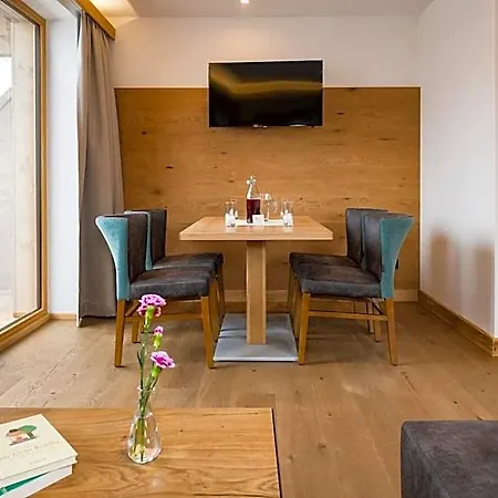 Tiroler Weinstube Hotel apartamentowy