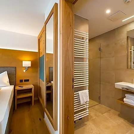 Hotel apartamentowy Tiroler Weinstube