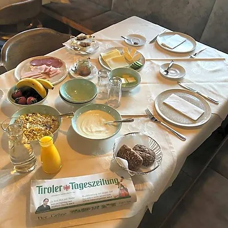 Tiroler Weinstube 4* Ζέεφελντ