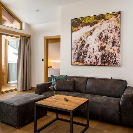 Tiroler Weinstube Aparthotel 4*