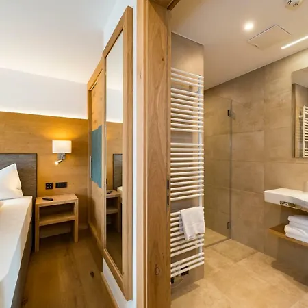 Tiroler Weinstube Aparthotel 4*