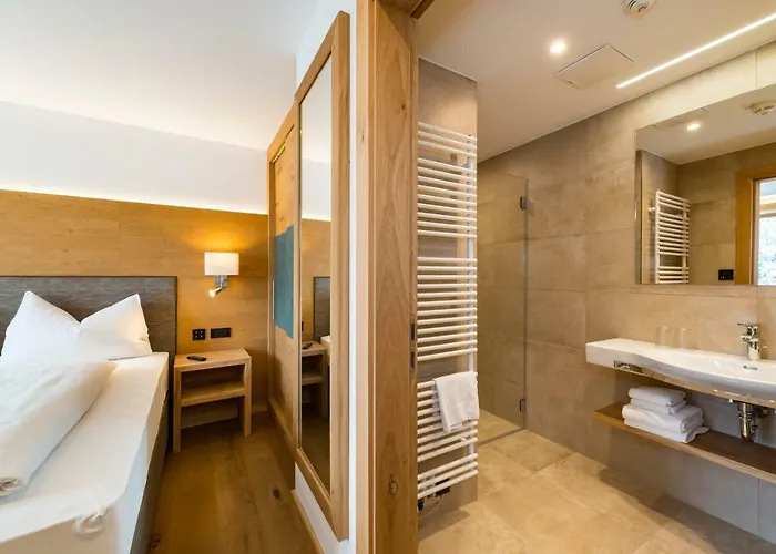 Tiroler Weinstube Apartahotel 4*