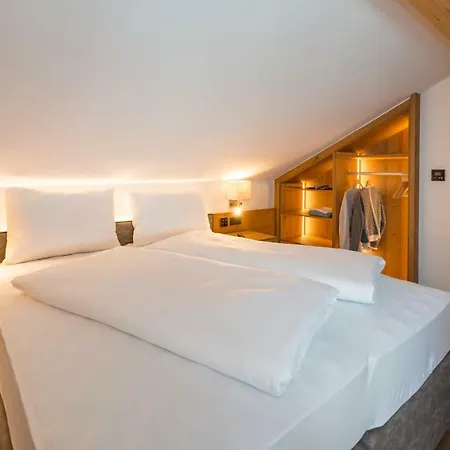 Tiroler Weinstube מלון דירות 4*