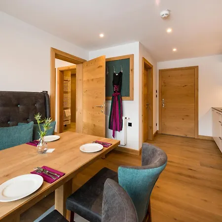 Tiroler Weinstube מלון דירות זיפלד אין טירול