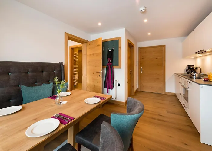 Tiroler Weinstube Aparthotel Seefeld in Tirol